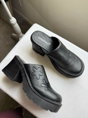 Rare Y2K Fashion Bug Black Leather Slip-On Mules with Floral Appliqué Size 9